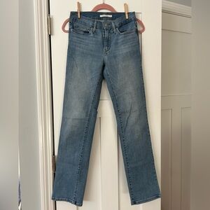 Levi’s slimming straight medium wash jeans size 27